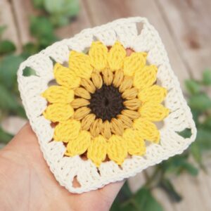 Oldemorfirkant med solsikke, gratis hækleopskrift
