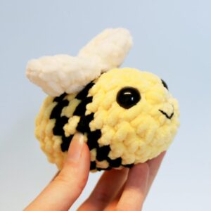 Materialer til lille hæklet bi (GRATIS hækleopskrift)