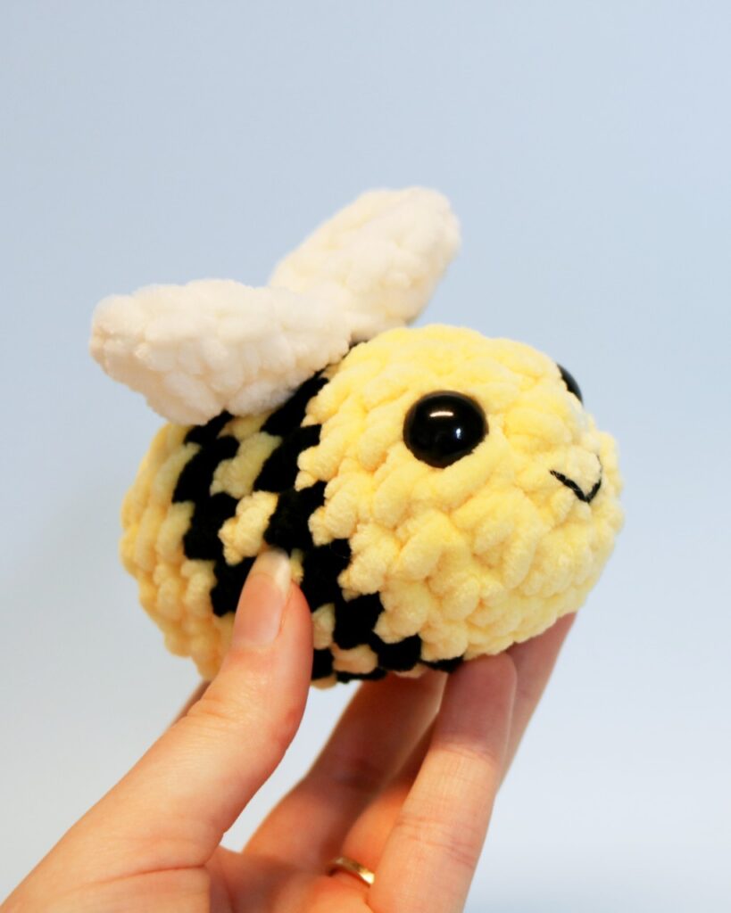 Materialer til lille hæklet bi (GRATIS hækleopskrift)