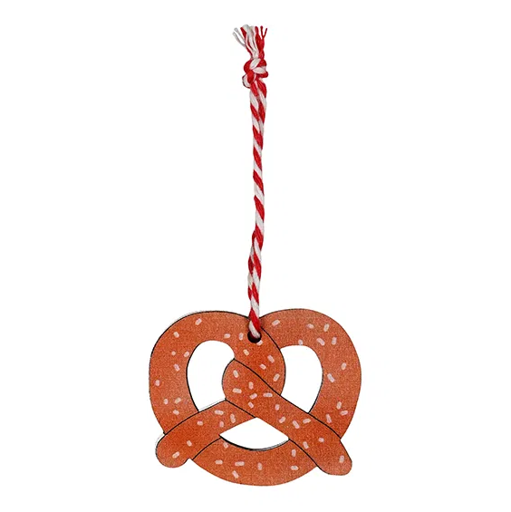 Kringle ophæng i træ, H: 4 cm, B: 4,5 cm