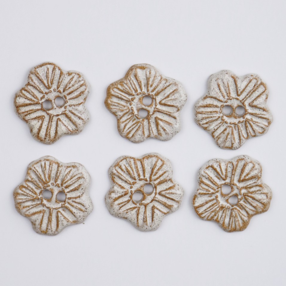 Håndlavede knapper, 6 stk, beige, 'Rustik blomst', nr. 1